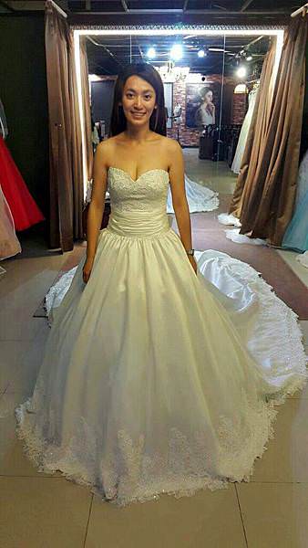 ｜喜喜｜推薦【Miele Bella Wedding 蜜愛拉義式手工婚紗 禮服】~挑禮服篇