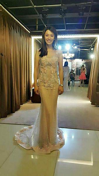 ｜喜喜｜推薦【Miele Bella Wedding 蜜愛拉義式手工婚紗 禮服】~挑禮服篇