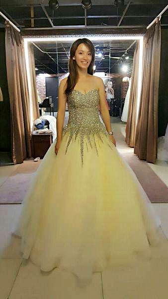 ｜喜喜｜推薦【Miele Bella Wedding 蜜愛拉義式手工婚紗 禮服】~挑禮服篇