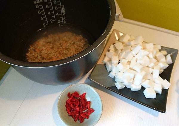 ｜營養好吃｜寶寶版山藥紅棗枸杞雞汁炊飯(米森、世界有機原料地選物家)