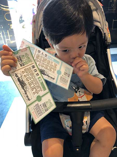 高雄搭輕軌遊駁二｜哈瑪星駁二線小火車