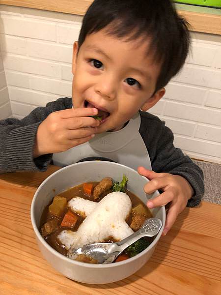 忙碌媽媽的餐桌救星｜吃得安心健康的日本CANYON咖哩、ORiDGE無食鹽昆布柴魚粉、東銀來麵、米餅村寶寶米餅