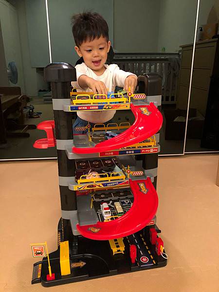 男寶最愛｜台灣好車隊-工程車隊、救援車隊、城市立體停車塔