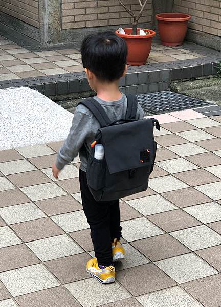 時尚親子包推薦｜LASSIG漫步太空旅行後背親子包