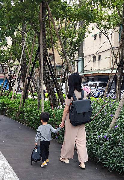 時尚親子包推薦｜LASSIG漫步太空旅行後背親子包