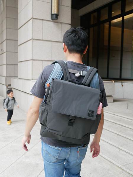 時尚親子包推薦|LASSIG漫步太空旅行後背親子包