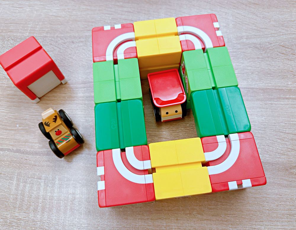 Qbi聖誕降臨曆禮盒|聖誕限定車款「麋鹿慣性賽車+聖誕老公公迴力車」、專為聖誕季打造的限定色方塊,收藏必備! - 第10張圖 Qbi聖誕降臨曆禮盒|聖誕限定車款「麋鹿慣性賽車+聖誕老公公迴力車」、專為聖誕季打造的限定色方塊,收藏必備!