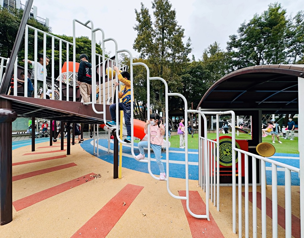 飛天火車主題公園｜南興公園特色遊戲場