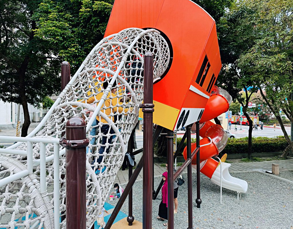 飛天火車主題公園｜南興公園特色遊戲場