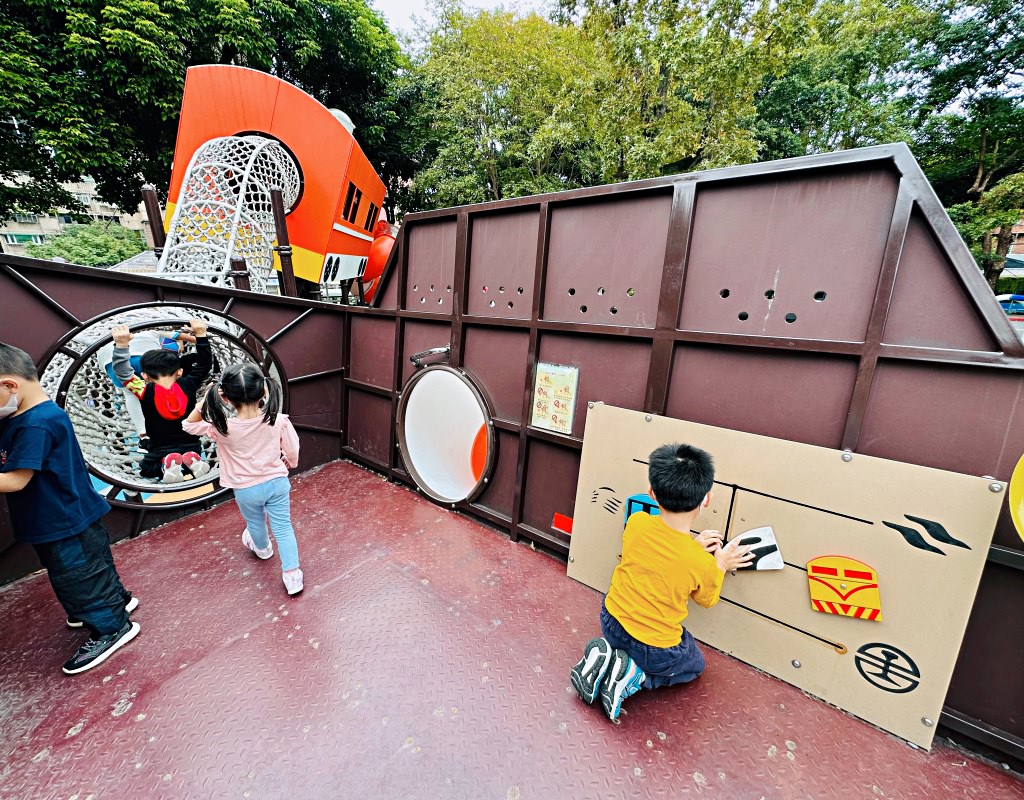 飛天火車主題公園｜南興公園特色遊戲場