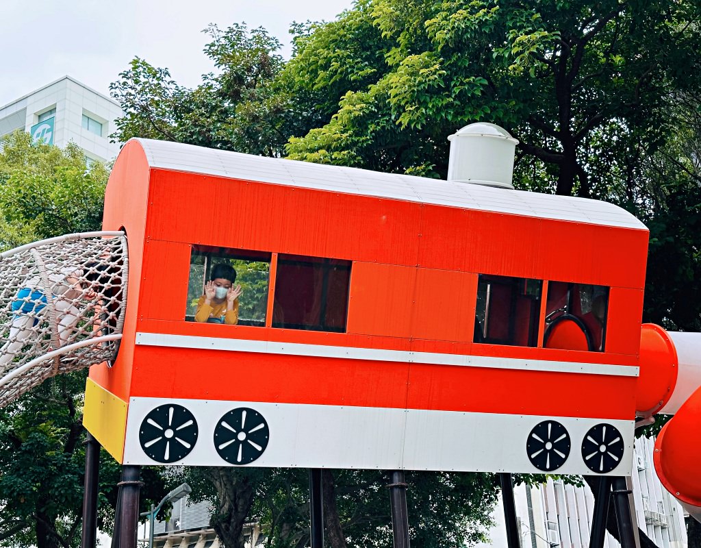 飛天火車主題公園｜南興公園特色遊戲場