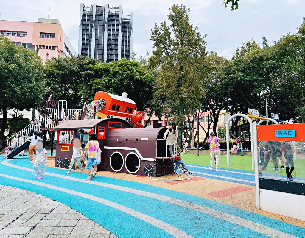 飛天火車主題公園｜南興公園特色遊戲場