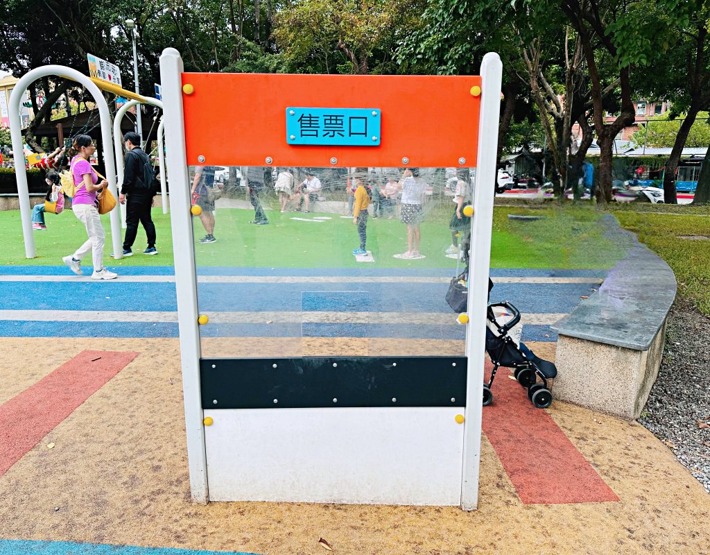 飛天火車主題公園｜南興公園特色遊戲場